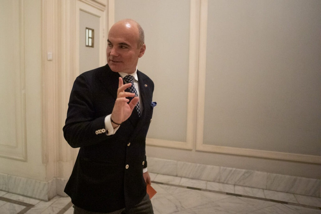 Liberalul Rareș Bogdan îi ține lecții de economie lui Bolojan: Ai promis reforma statului, dar modelul aplicat e o rețetă toxică. TVA crescut a scumpit alimentele de bază și medicamentele, taxarea pensiilor a luat de la bătrâni, creșterea accizelor și a taxelor pe imobile a lovit direct în buzunar