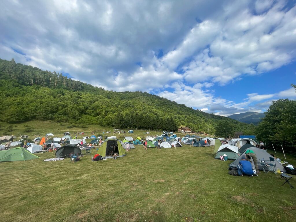 FOTOREPORTAJ | Gard electric pentru urși, rangeri de noapte și concerte care se încheie înainte ca pădurea să adoarmă. Cum arată trei zile la Făgăraș Fest, festivalul de la poalele Munților Făgăraș unde omul învață să intre în natură ca un oaspete, nu ca un stăpân