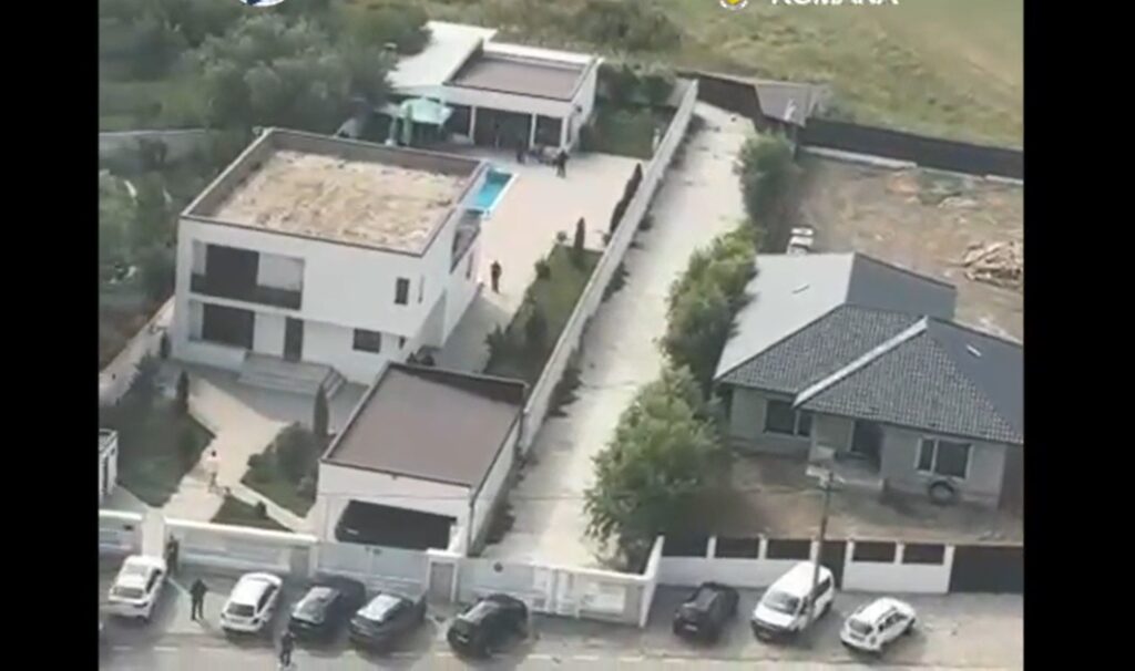 Un inculpat din clanul Buricea din Brăila a mers acasă la un poliţist de la Investigaţii Criminale, care a fost nevoit să apeleze 112
