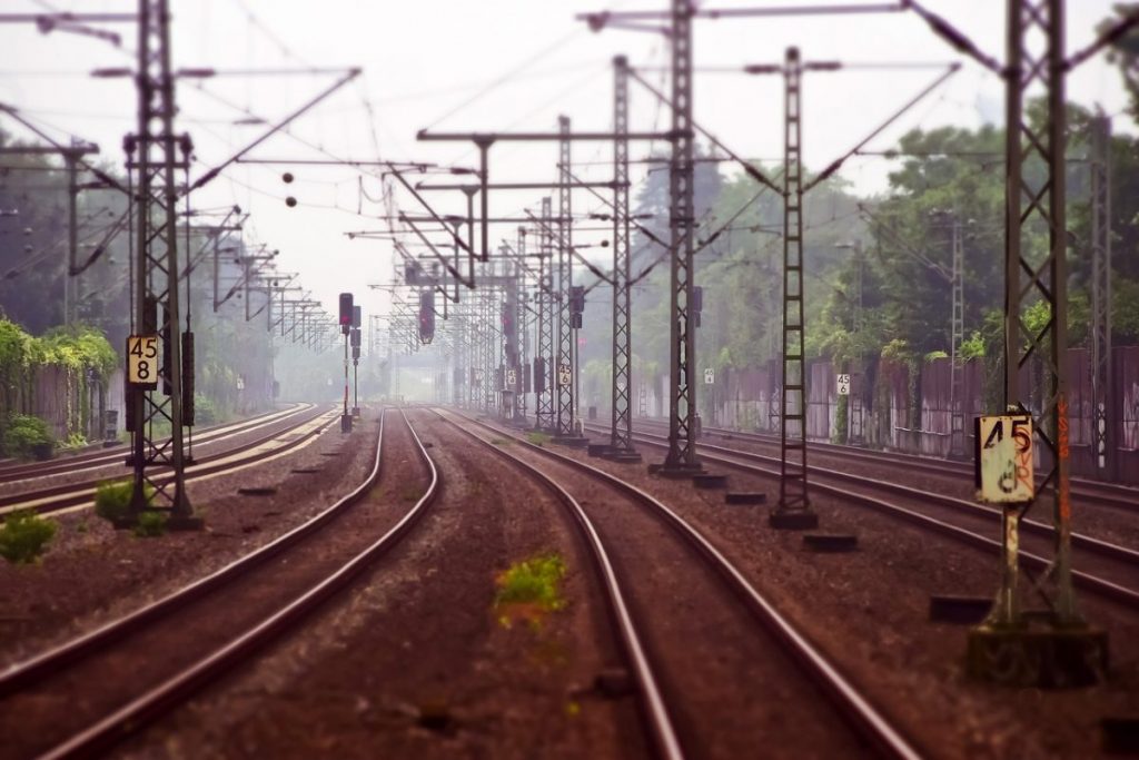 Un pescar de 70 de ani  din Călărași s-a electrocutat după ce undița sa a atins firele unei linii de tren / CFR: ”Linia funcționează la o tensiune de aproximativ 27.000 de volți”