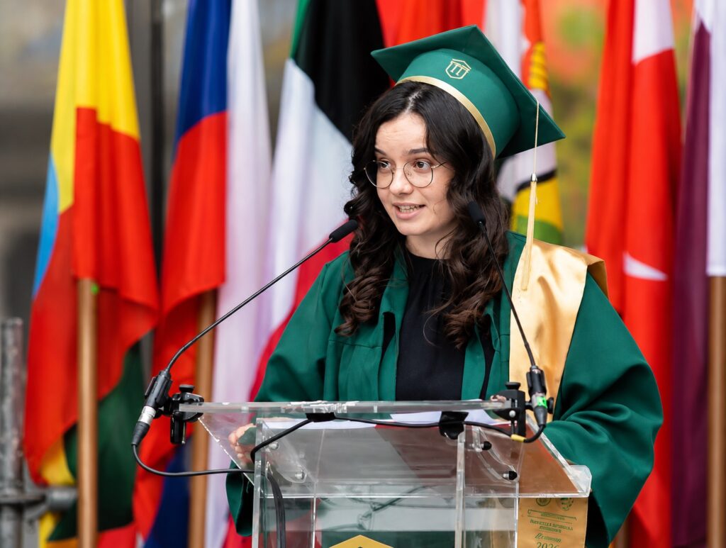 Reacțiile universitarilor ieșeni după mesajul manifest al absolventei Claudia Ciobanu / ”A afectat experiența unor absolvenți care nu s-au regăsit în imaginea prezentată” / ”Adevărata libertate de exprimare construiește dialog”