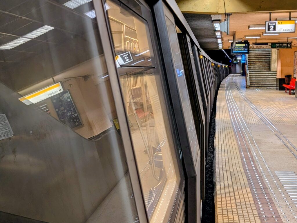 Metrorex lansează un abonament săptămânal pentru parcarea Străulești / Le oferă șoferilor posibilitatea de a-și lăsa mașina și de a-și continua deplasarea cu metroul sau cu alte mijloace de transport public