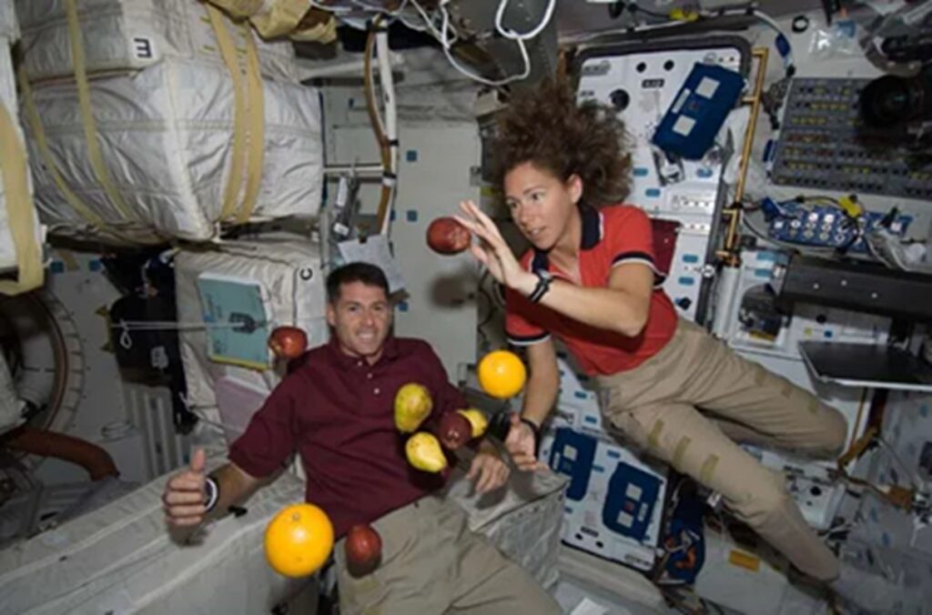 VIDEO | De ce nu poți bea apă dintr-un pahar în spațiu și ce se întâmplă dacă un astronaut plânge / Adrian Șonka: „Rămâi cu două bule mari la ochi”