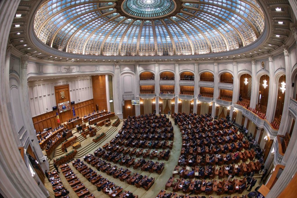 Deputații se reunesc miercuri în plen pentru proiecte legate de PNRR și SAFE / Comisiile parlamentare vor lucra între orele 8:30 și 10:00, după care vor începe dezbaterile în plen