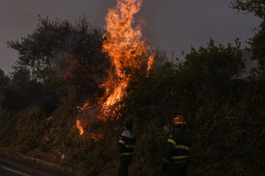 Evacuări pe insula Paros, una dintre cele mai populare zone turistice din Grecia, după izbucnirea unui incendiu de vegetație