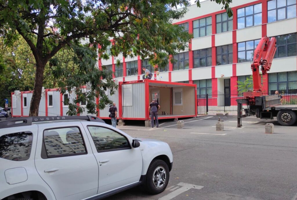 Mai multe şcoli din Arad suplinesc lipsa spaţiilor prin containere în care au amenajat săli de cursuri