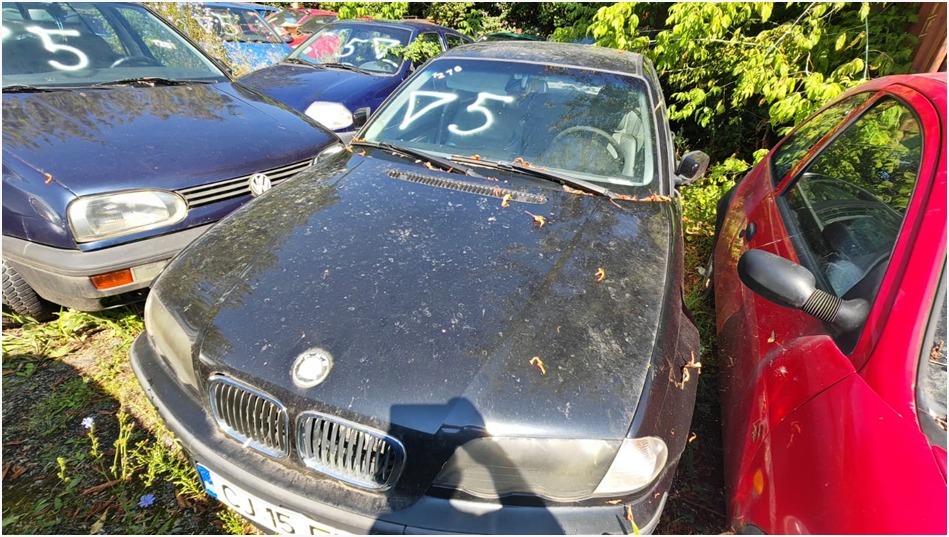 Zeci de mașini abonadonate și scutere scose la vânzare de Primăria Cluj la prețuri infime. Un BMW costă 50 de lei