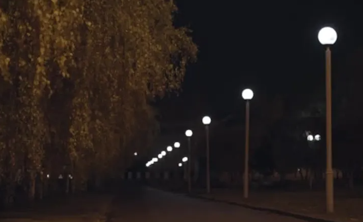 Clujenii reclamă că iluminatul public de pe o stradă din Cluj-Napoca este defect de luni întregi: „Am sesizat încă din iarnă”