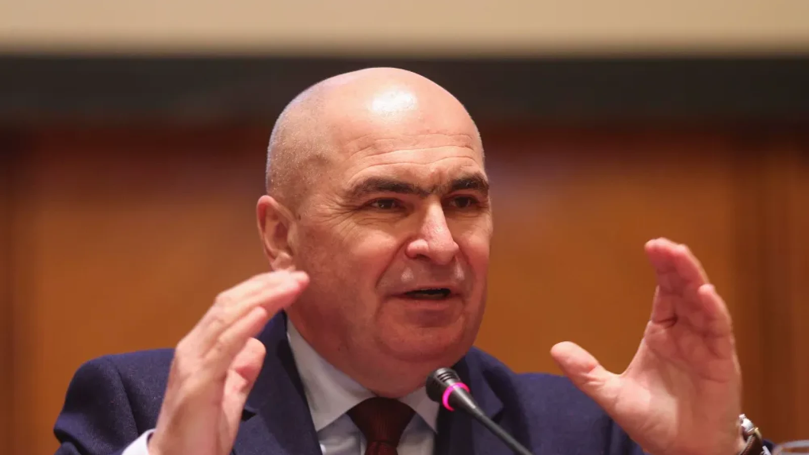 PSD lucrează cu „materialul clientului”: postarea lui Bolojan, depusă ca probă în instanță
