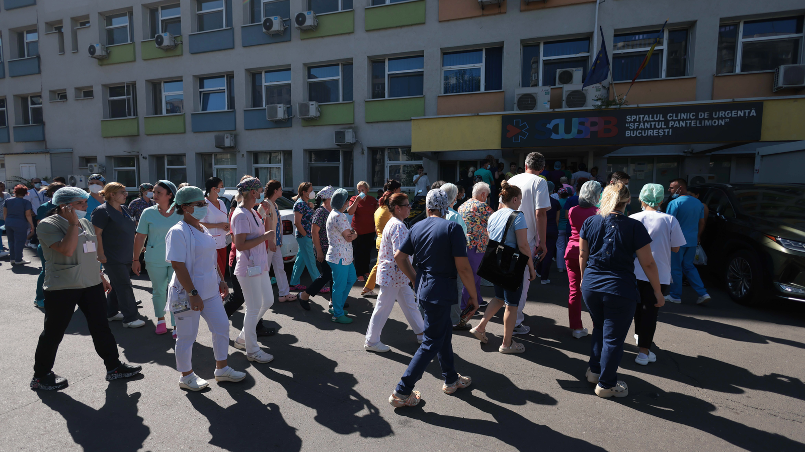 Lovirea unui medic sau a unei asistente devine ultraj și se pedepsește cu închisoarea. Parlamentul a dat votul final prin care se deblochează angajările în spitale