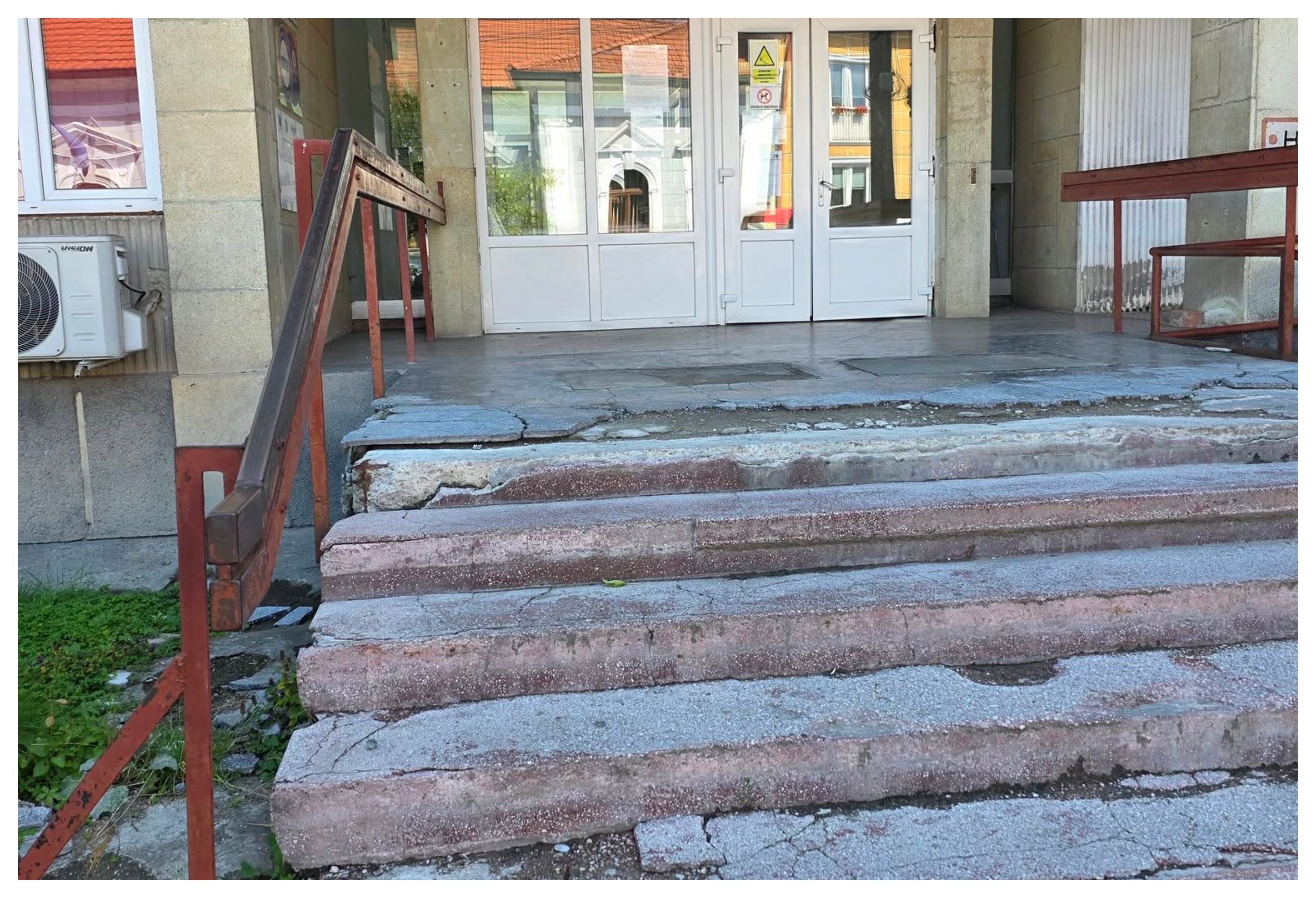 Rușinos! Intrarea într-o policlinică din Cluj este plină de crăpături și degradări: „Probă de rezistență înainte de a intra la doctor”