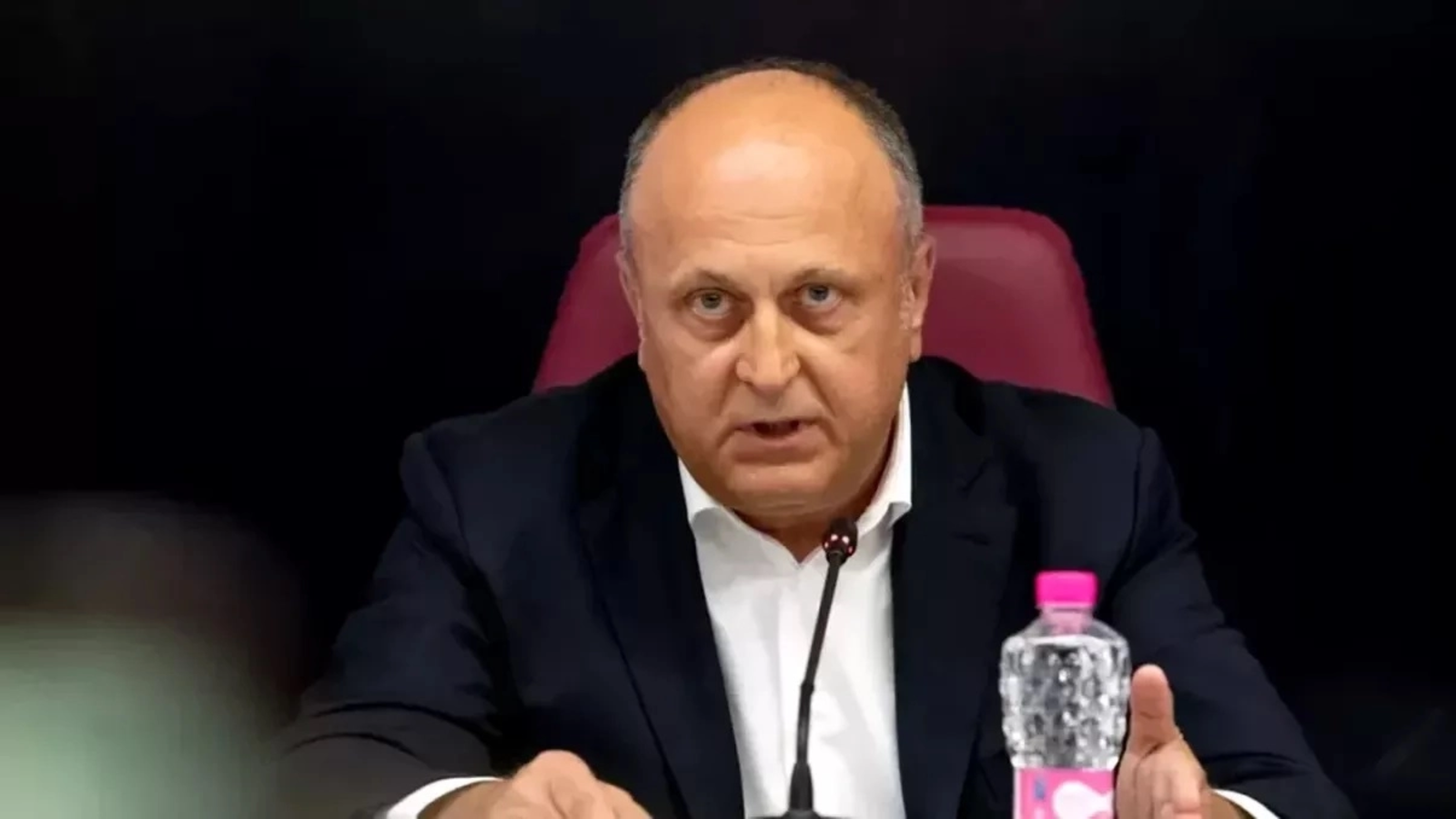 Dan Șucu dădea note informative la Securitate, sub numele Mircea Crișan: "Mediocru necesar. Este timid, greoi în gândire și ușor bâlbâit în vorbe și fapte"
