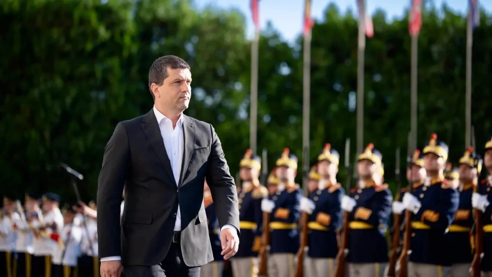 FOTO Radu Tudor îl taxerază pe Radu Miruță: "În blugi și fără cravată la ceremoniile dedicate Drapelului Național al României"