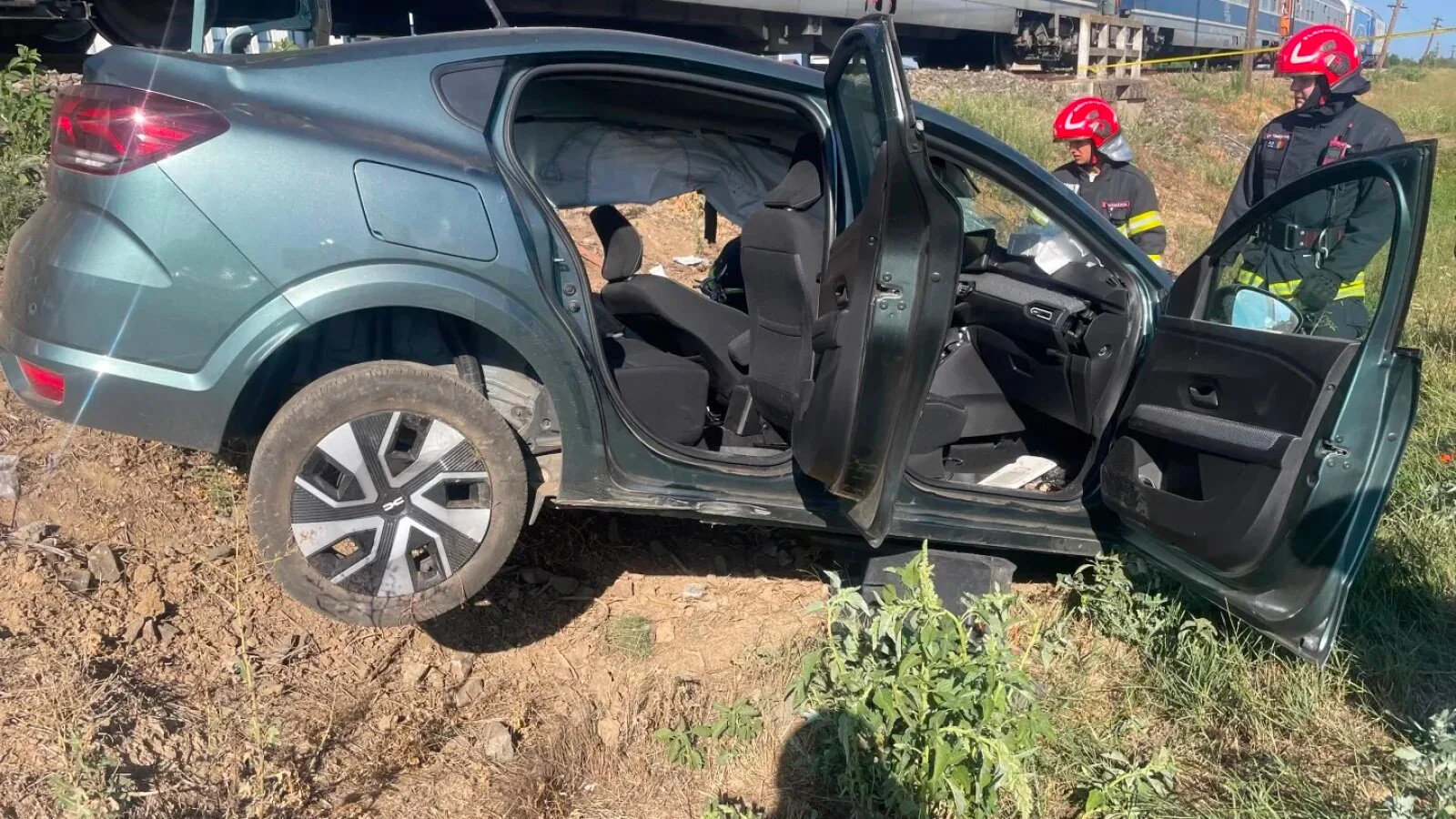 Accident grav lângă Timişoara: O femeie a rămas încarcerată în maşina lovită de tren şi a fost resuscitată