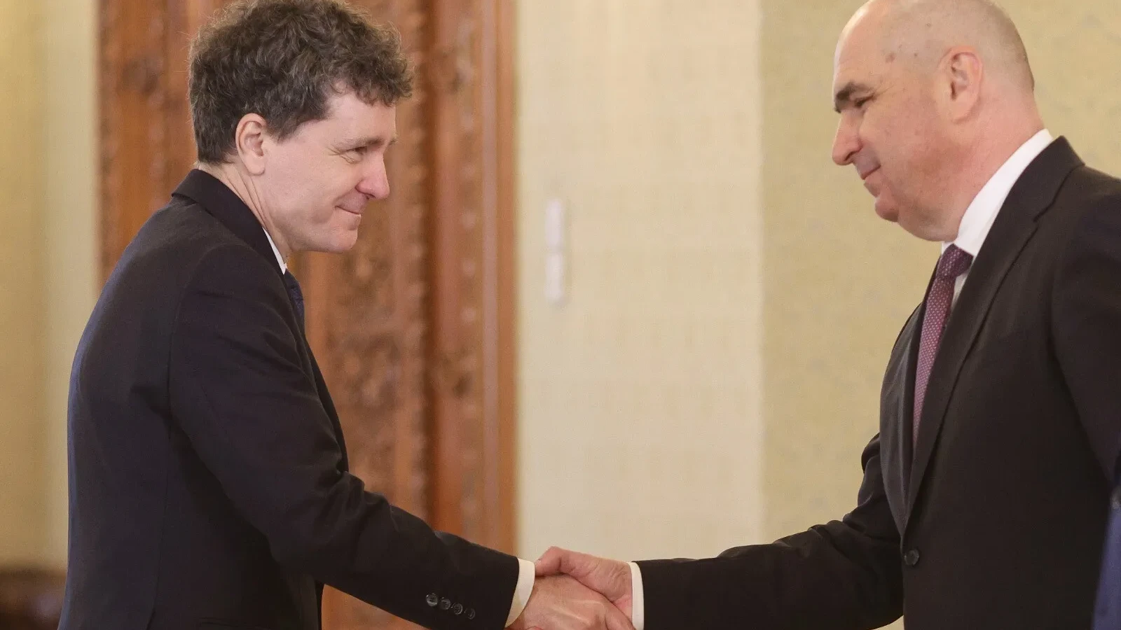 Bolojan îi reproșează lui Nicușor Dan că a intervenit prea târziu și cere un nou guvern. Liderul PNL acceptă un guvern de armistițiu