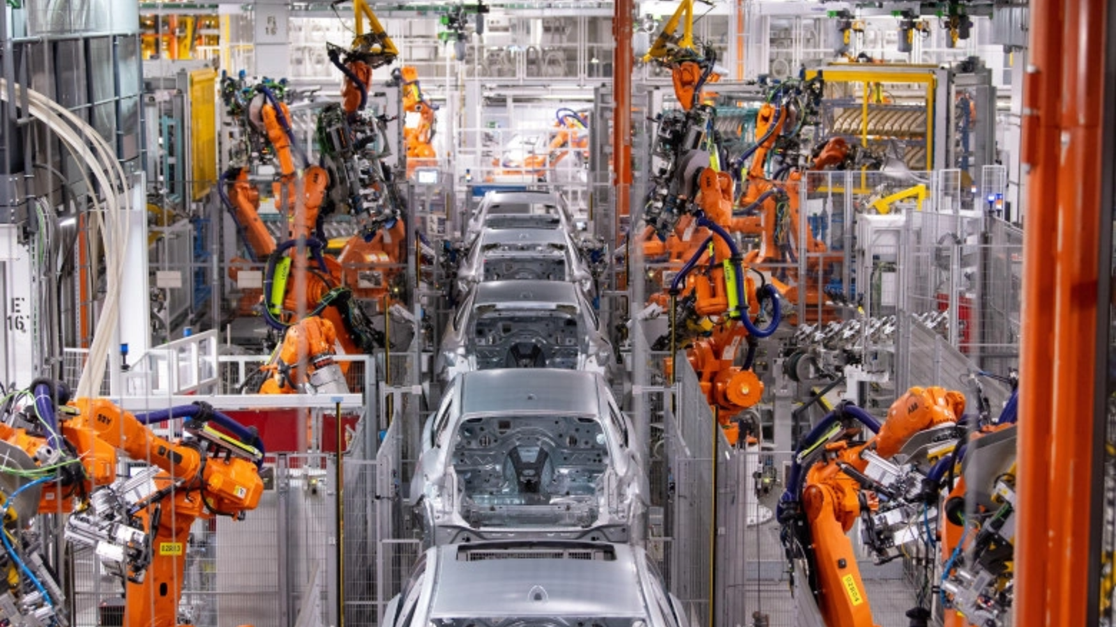 Un nou gigant auto taie mii de locuri de muncă: BMW și Volkswagen anunță restructurări masive