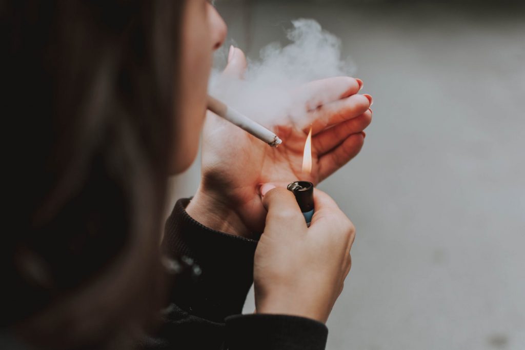 Țigările revin în modă: Fenomenul ar fi legat de revenirea esteticii inspirate din anii ’90 și începutul anilor 2000 / Datele statistice arată însă o realitate diferită