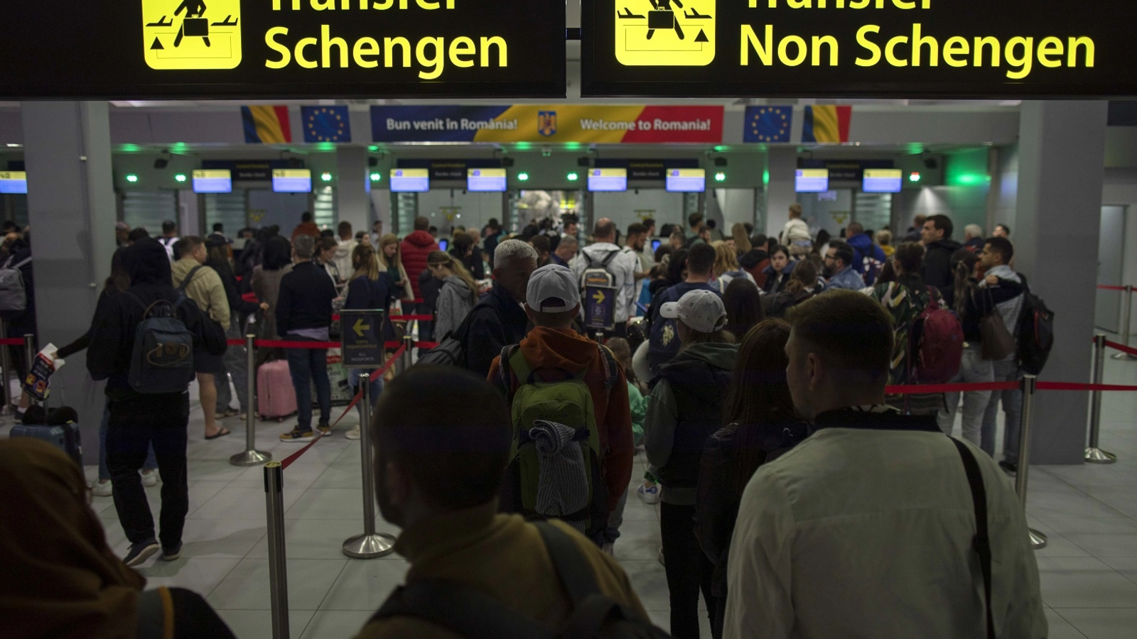 Percheziții de amploare la Aeroportul Otopeni: Angajații unei companii furau tot ce prindeau din avioane și din bagajele călătorilor