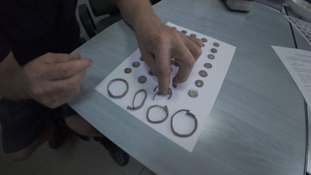 Tezaur descoperit în Prahova: Zeci de monede romane din argint și cinci brățări dacice / Obiecte găsite de către un grup de ”detectoriști” / Primar: ”Prin ceea ce au găsit fac cunoscută comuna Apostolache”