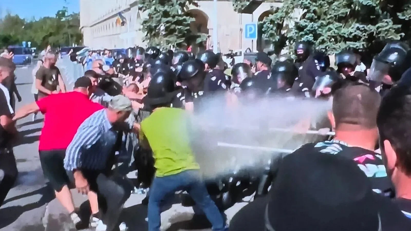 VIDEO Protestul oierilor a degenerat: Garduri rupte și intervenții cu spray lacrimogen ale jandarmilor. Fermierii acuză că sunt împinși spre faliment