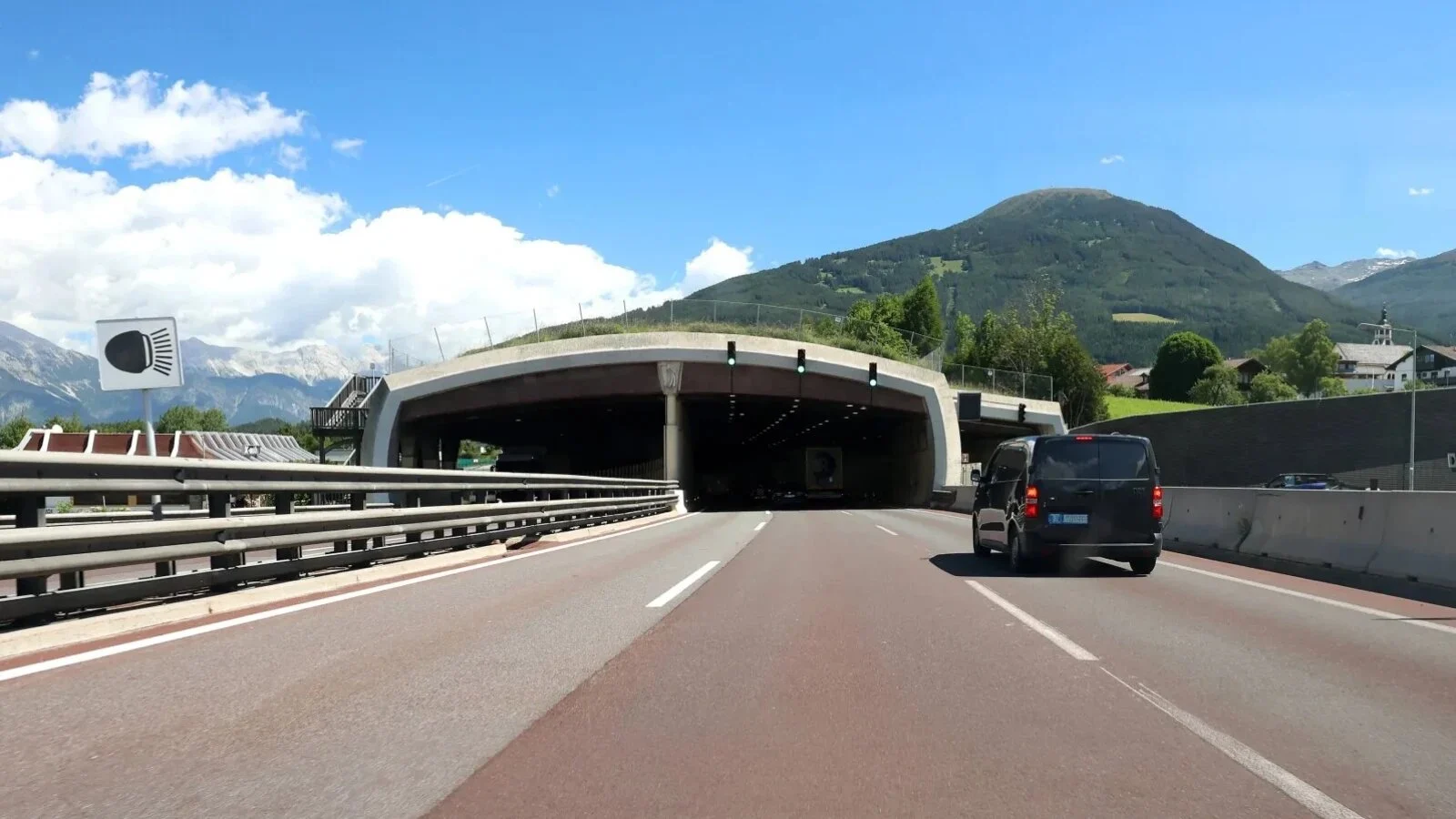 VIDEO A fost finalizat una dintre cele mai complexe și mai spectaculoase lucrări de infrastructură din Europa: Italia și Austria sunt unite printr-un tunel grandios