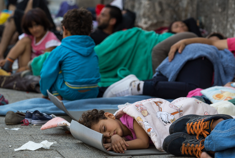 Mii de tineri marocani au încercat joi să forțeze intrarea în exclava Ceuta, teritoriu spaniol de pe costa marocană a Africii / Autorităţile regionale spaniole susțin că se confruntă cu o situaţie de „urgenţă umanitară şi socială absolută”