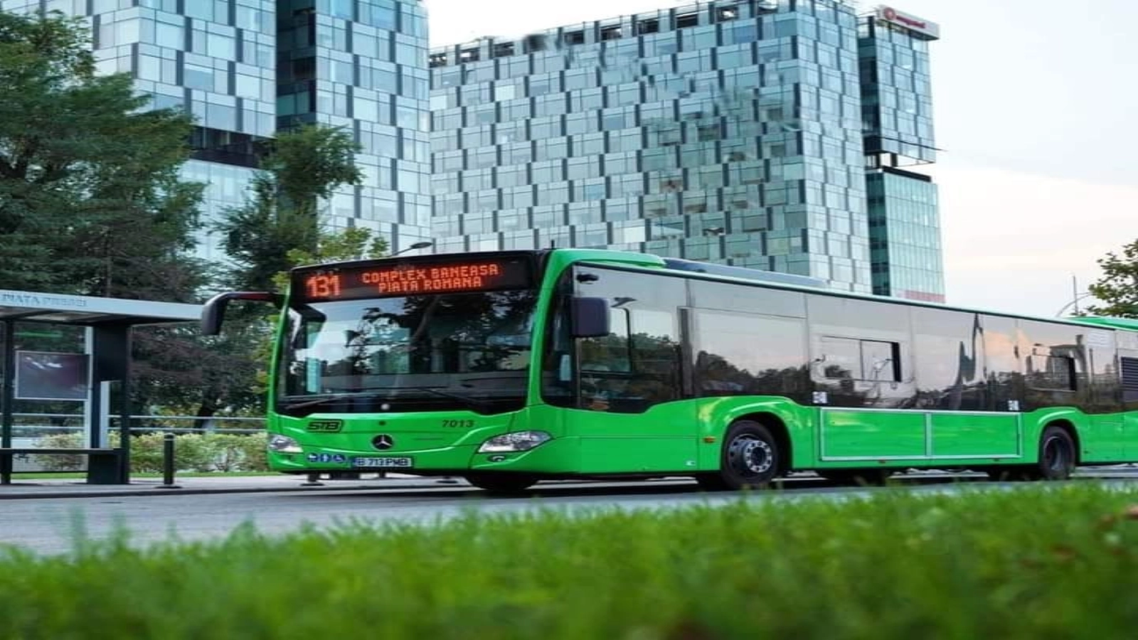 VIDEO Șofer STB, filmat în timp ce se juca Candy Crush la volanul autobuzului plin cu pasageri