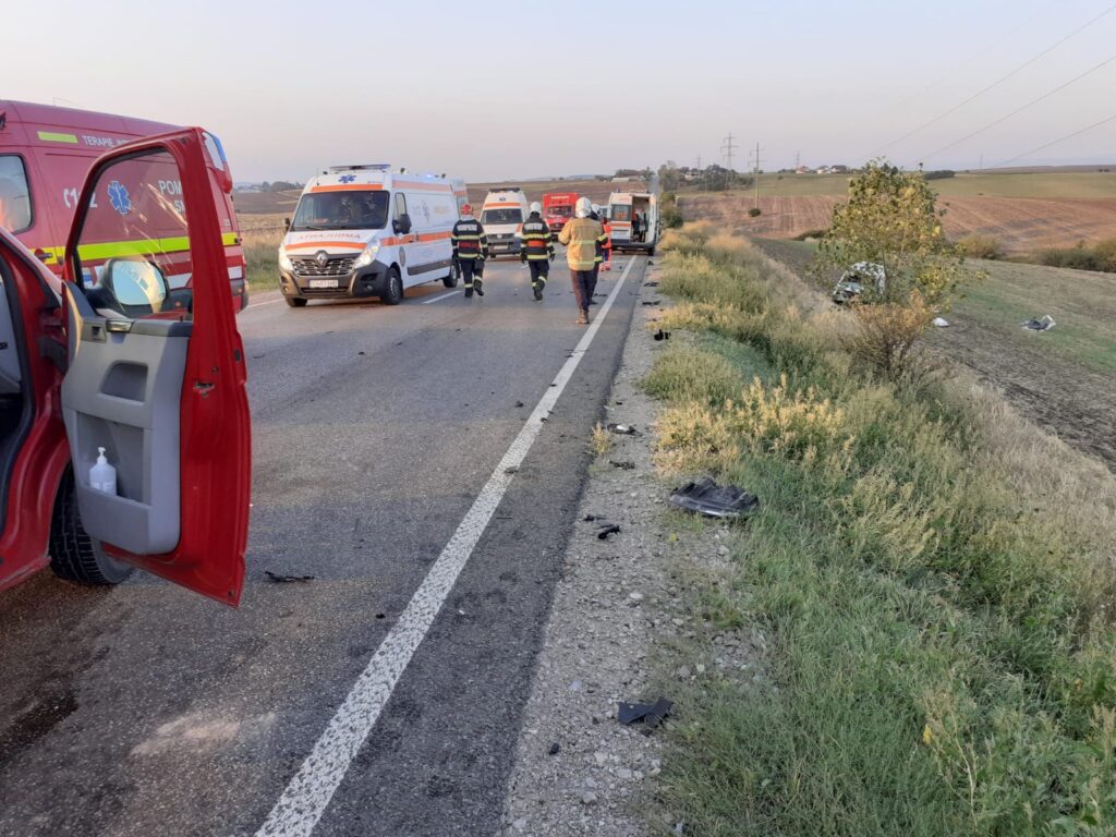 Planul Roșu activat la Câmpulung după ce un microbuz cu 16 persoane a intrat într-un gard / Două persoane au rămas încarcerate