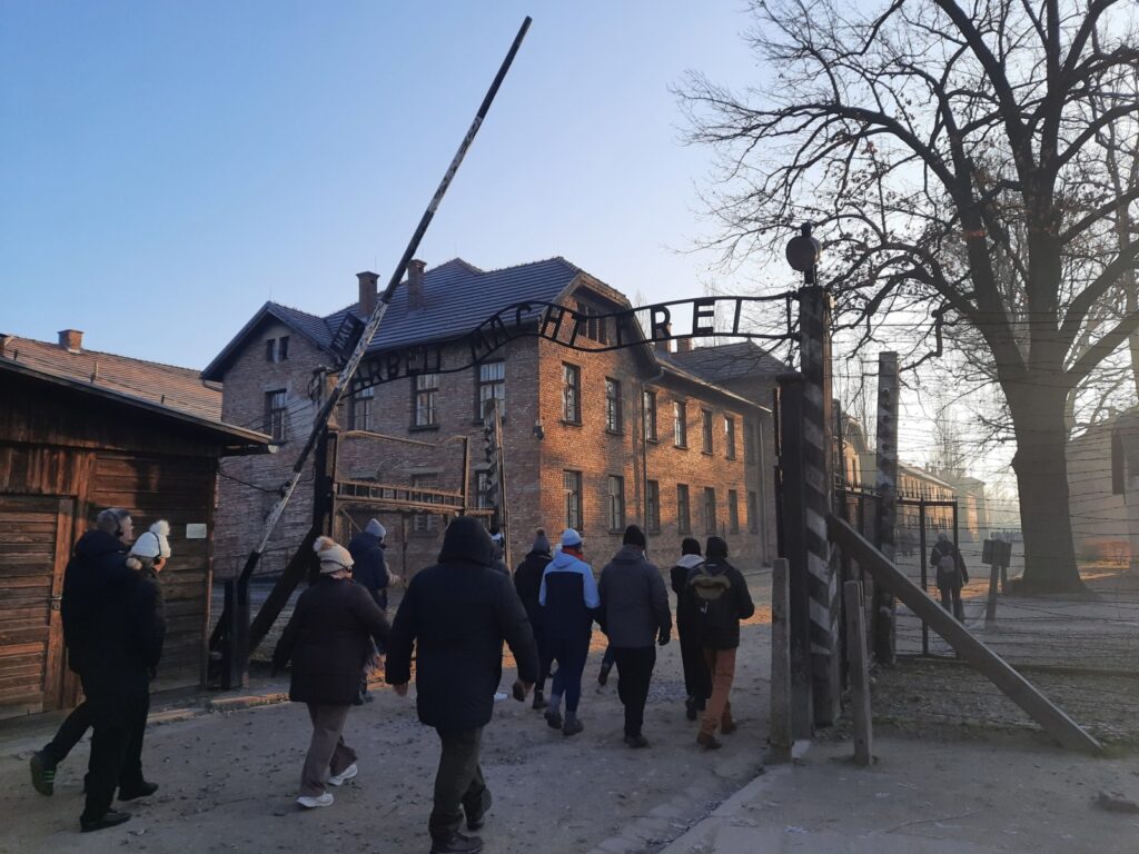 Polonia a expulzat un bărbat din Columbia care a făcut salutul nazist la Auschwitz / Are interdicție de cinci ani în spațiul Schengen