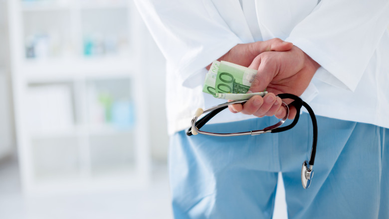 Le cerea bani ca să îi opereze! Un medic din Cluj-Napoca a fost arestat după ce a fost acuzat că lua mită chiar de la bolnavii pe care urma să îi opereze
