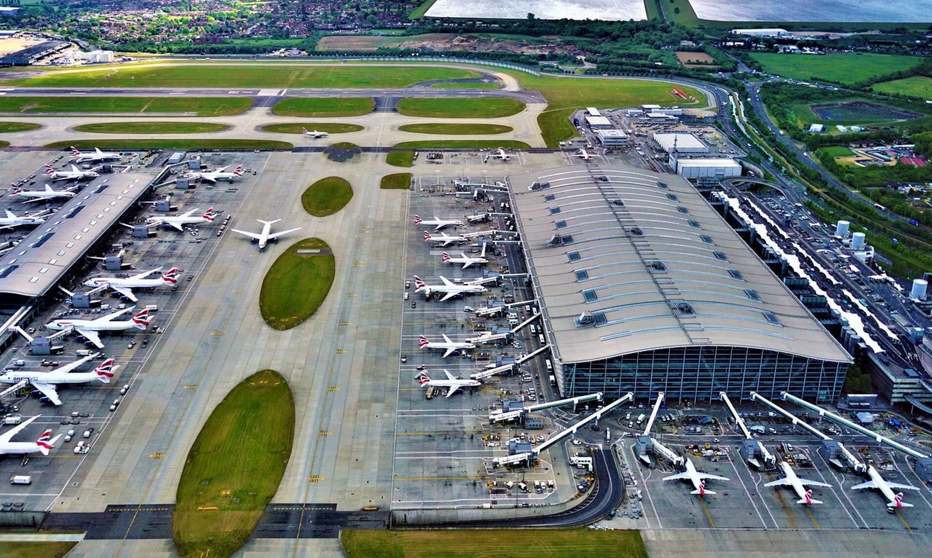 Vacanța îți poate fi ruinată chiar din aeroport. Topul celor mai bune aeroporturi din lume. Care sunt de evitat? Fiumicino este singurul cu 5 stele Skytrax
