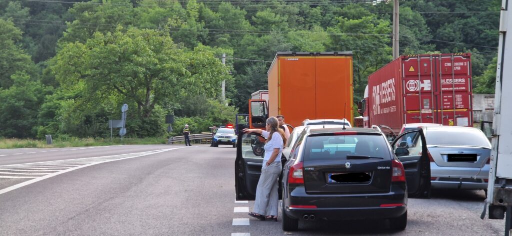 Circulație oprită pe Valea Oltului, din cauza unui accident la Călimănești