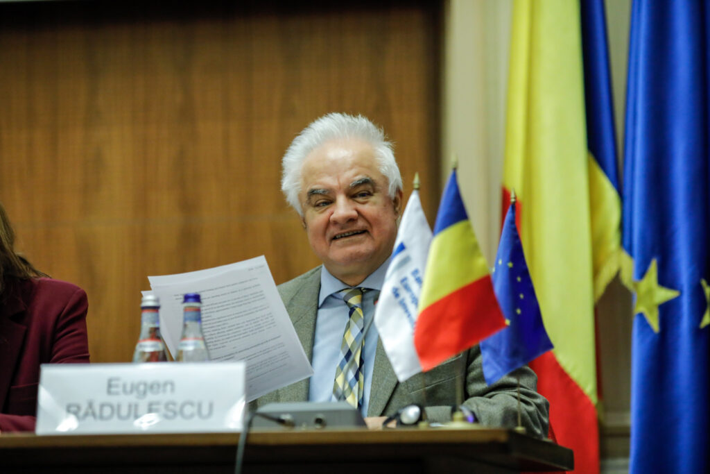 Consilierul guvernatorului BNR, Eugen Rădulescu: Decizia inițială a Fitch a fost de retrogradare. Ne-au mai păsuit câteva luni / Pericolul este și mai mare acum. Se manifestă o extracție de rente din sectorul public pe o scară extrem de mare. În 10.000 de dosare a încetat urmărirea penală prin prescripție
