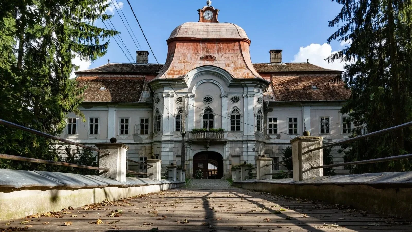 VIDEO Vechi de 200 de ani, cel mai frumos castel baroc din România şi-a redeschis porţile