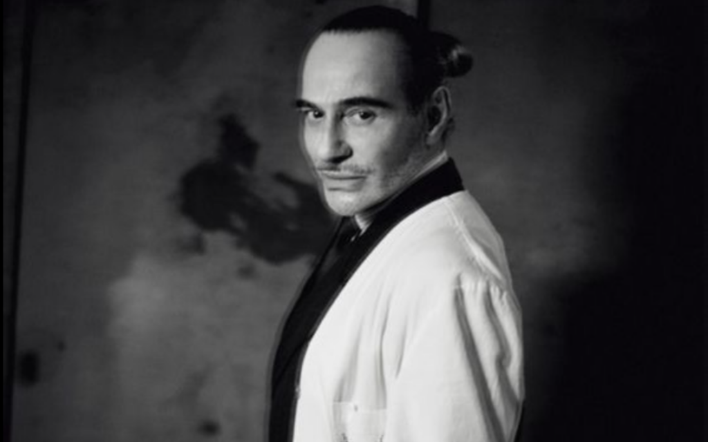 MET Gala: Următoarea expoziție de modă a Muzeului Metropolitan îi va fi dedicată lui John Galliano și va aborda trecutul controversat al designerului