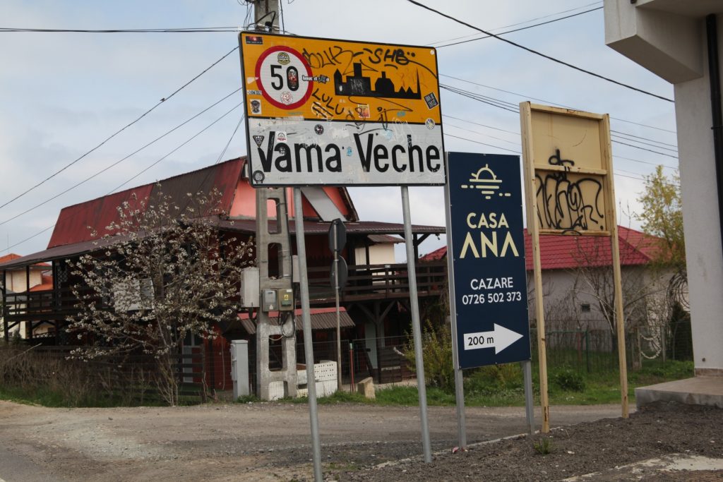 Aglomerație pe drumurile spre litoral și munte / Coloane de mașini pe drumurile care duc la Brașov și Vama Veche