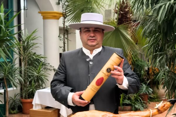 VIDEO | A învățat să prepare paella într-un restaurant din Peninsula Iberică. Sorin Barbu: „La ora 19:00 veneau 200 de turiști străini, iar la ora 21:00 încă 200 de spanioli. Era un șoc total ritmul în care se lucra”