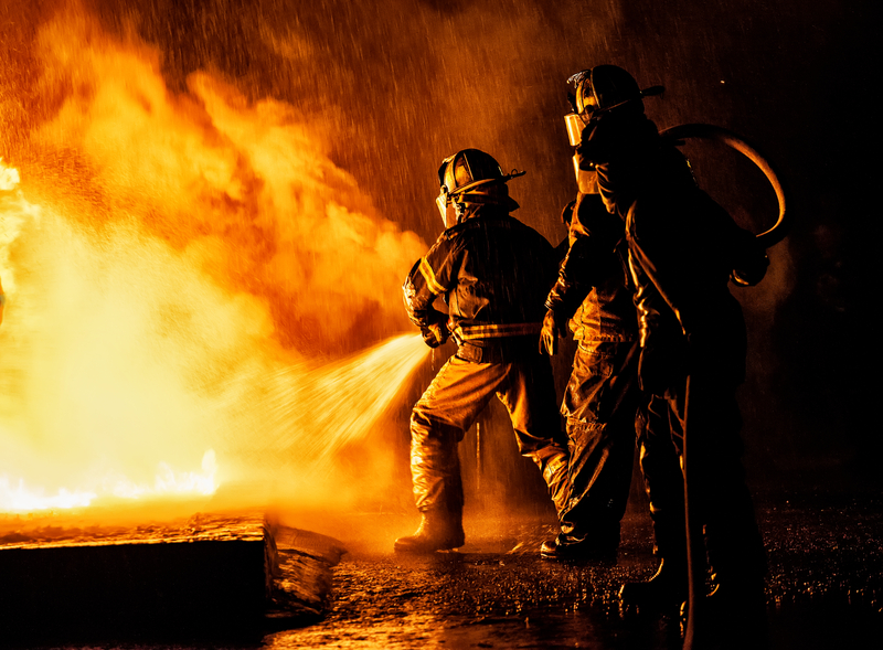 Mai multe mașini, distruse într-un incendiu izbucnit într-o parcare din Oradea / Cauza nu este cunoscută încă