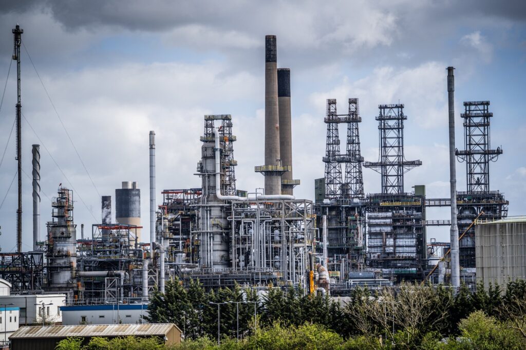 OPEC+ a decis o nouă creștere a producției de petrol, care încheie planul de renunțare la programul de reduceri voluntare, adoptat în 2023