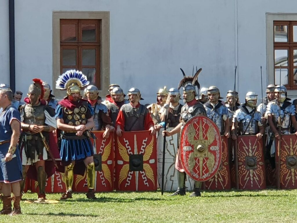 Festivalul Roman Apulum, în perioada 14 – 16 august la Alba Iulia. Vor participa circa 300 de reenactori: soldați și civili romani, războinici daci, gladiatori, meșteșugari sau dansatoare / Programul complet