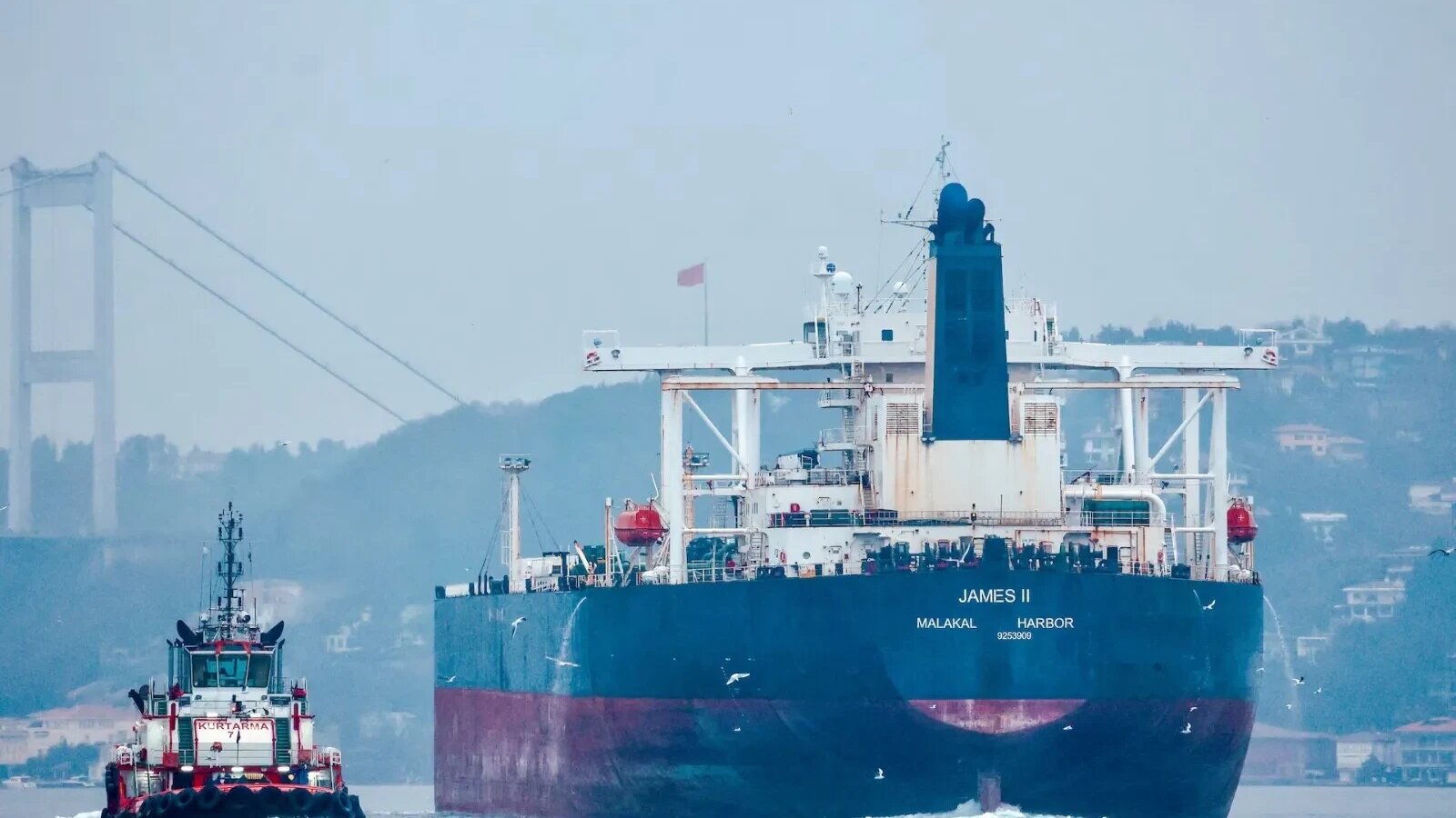 Scene fără precedent în Marea Mediterană: Soldați din UE au descins pe un petrolier sancţionat din „flota fantomă” a Rusiei