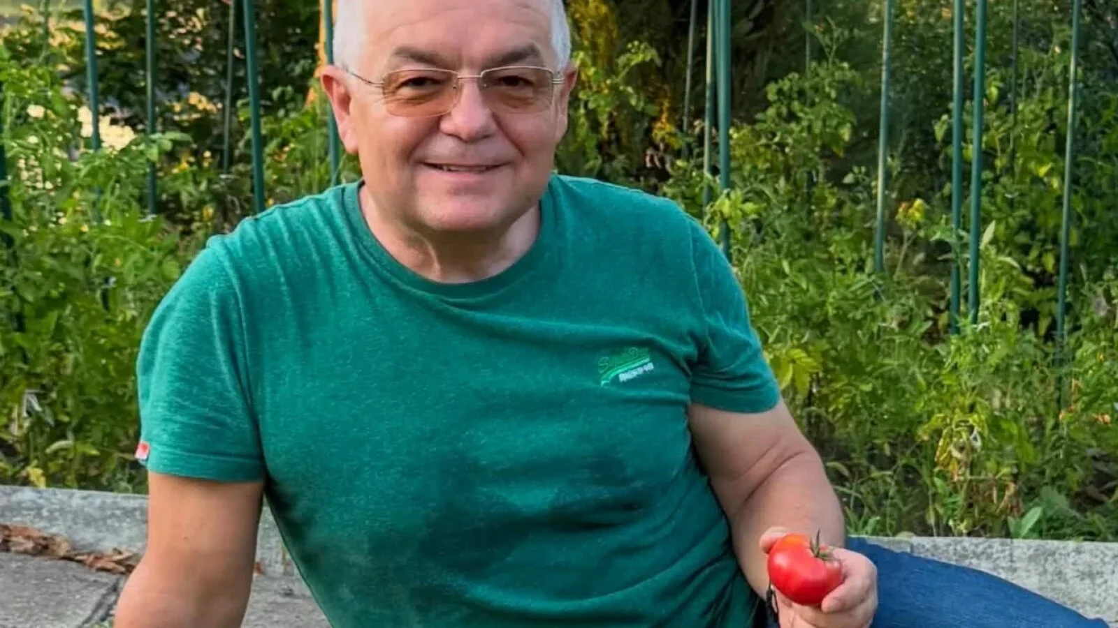Imagini rare cu Emil Boc în propria grădină: a cules primele roșii și a transmis un mesaj viral pe Facebook