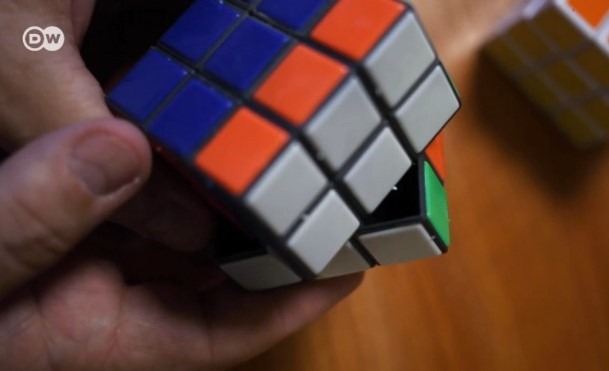 Un american a bătut recordul privind rezolvarea unui cub Rubik cu ochii închiși
