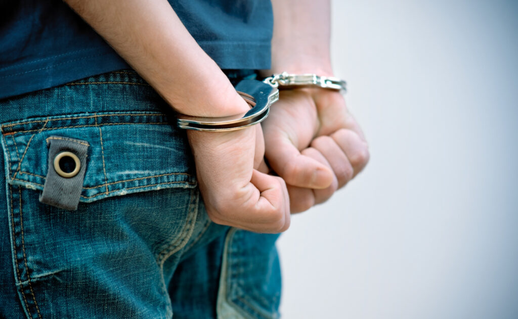 Bărbat din Craiova acuzat că a violat o fată de 13 ani și a filmat actele sexuale, arestat