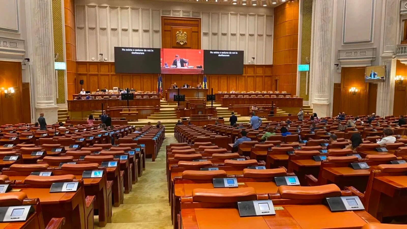 VIDEO E mai greu cu deplasarea la Parlament, în sesiunea extraordinară! Mai puțin de 70 de deputați au fost prezenți fizic la ședința de azi, preferând votul din online