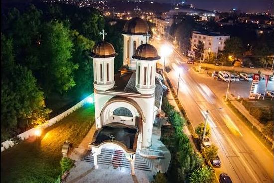 Revoltă împotriva unei Biserici din Cluj-Napoca. Sunetele de clopot și crucile de pe Biserică îi deranjează pe localnici