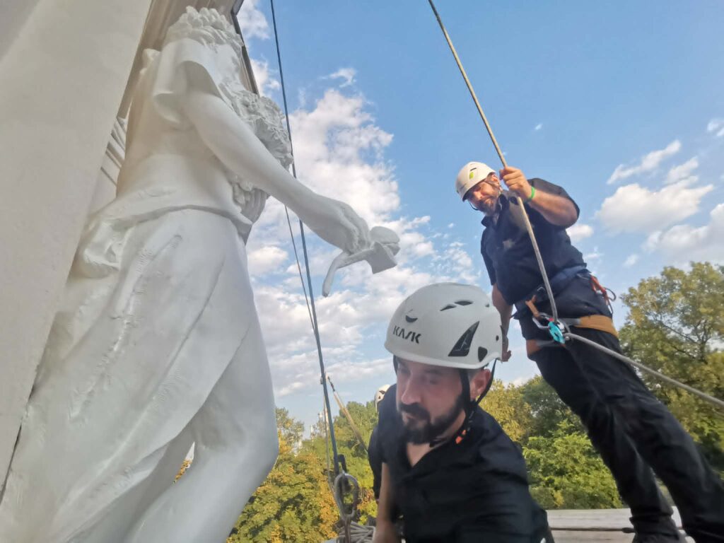 FOTO | Statuile dispărute în mod misterios înainte de Revoluție revin una câte una pe un palat istoric din Timișoara