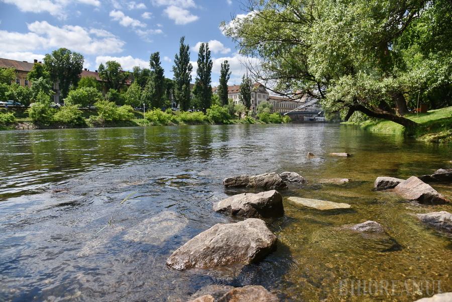 În Bihor, 15 localități au restricții la consumul de apă / Două companii mari, Termoficare Oradea și Drumuri Orășenești, obligate de asemenea să consume mai puțină apă / Crișul Negru a ajuns sub 10% din debitul normal
