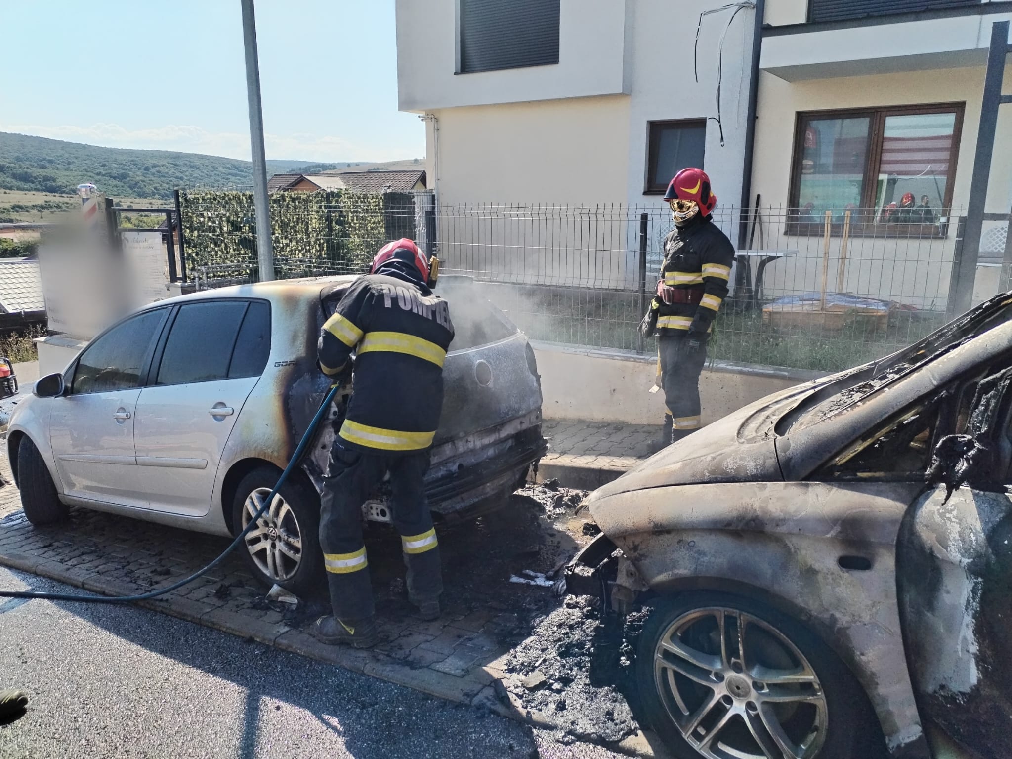 Două autoturisme au fost cuprinse de flăcări pe o stradă din Baciu. Pompierii au intervenit cu două echipaje