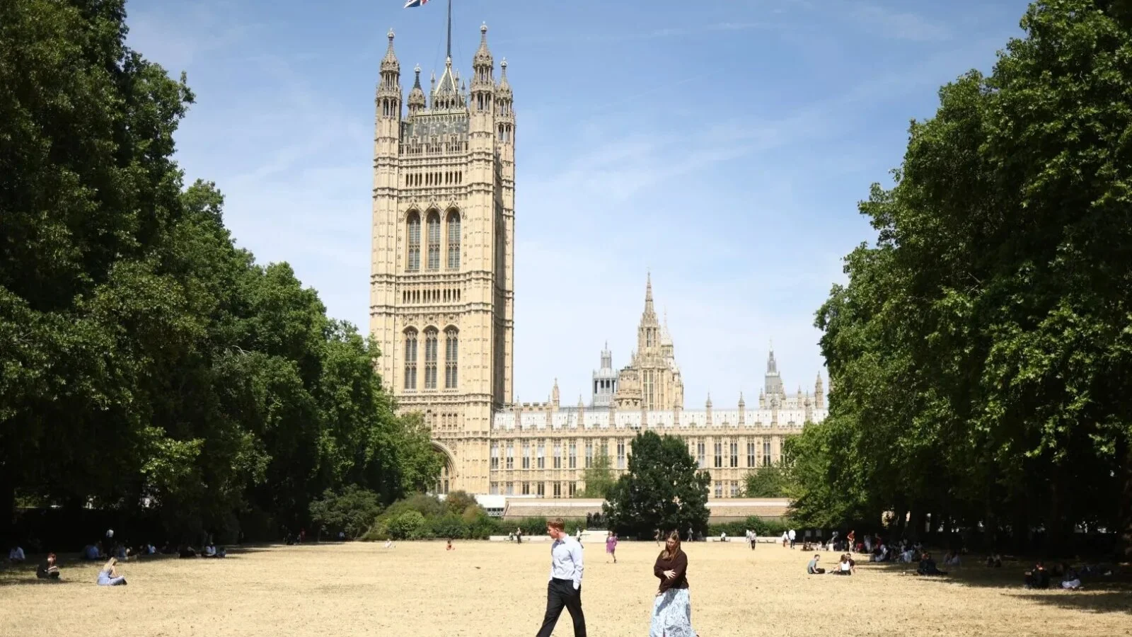 Un astfel de fenomen nu s-a mai văzut de aproape 200 de ani: În ploioasa Mare Britanie este o secetă cumplită și soarele este pe cer toată ziua